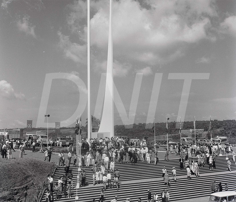 A Ponte Internacional da Amizade foi inaugurada por Castelo Branco, presidente do Brasil e Alfredo Stroessner do Paraguai_  27 de março de 1965Ponte da Amizade Foz do Iguaçu _ 29582.jpg