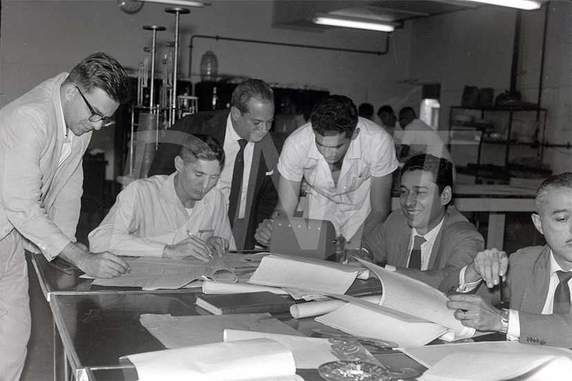 Aula Prática do curso de Pavimento na DPT-Laboratório Móvel _ 08 Jun 1962_AP27635.jpg