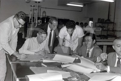 Aula Prática do curso de Pavimento na DPT-Laboratório Móvel _ 08 Jun 1962_AP27635.jpg