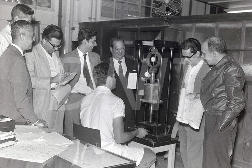 Aula Prática do curso de Pavimento na DPT-Laboratório Móvel _ 08 Jun 1962_AP27636.jpg