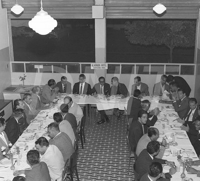 Jantar no Hotel Alvorada em Leopoldina _ 25 Ago 1962_AP27190.jpg