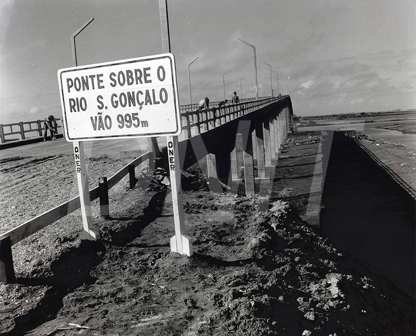 nauguração da ponte sobre o Rio São Gon... _ Fot Napoleão _07 Jul 1962_AP26645.jpg