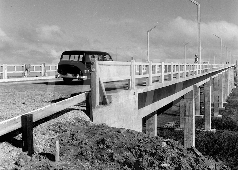 nauguração da ponte sobre o Rio São Gon... _ Fot Napoleão _07 Jul 1962_AP26652.jpg