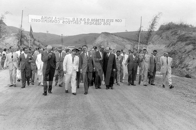 BR_393_Inauguração em Volta Redonda-CTE Amaral Peixoto _ 03 Out 1952_ 8895.jpg