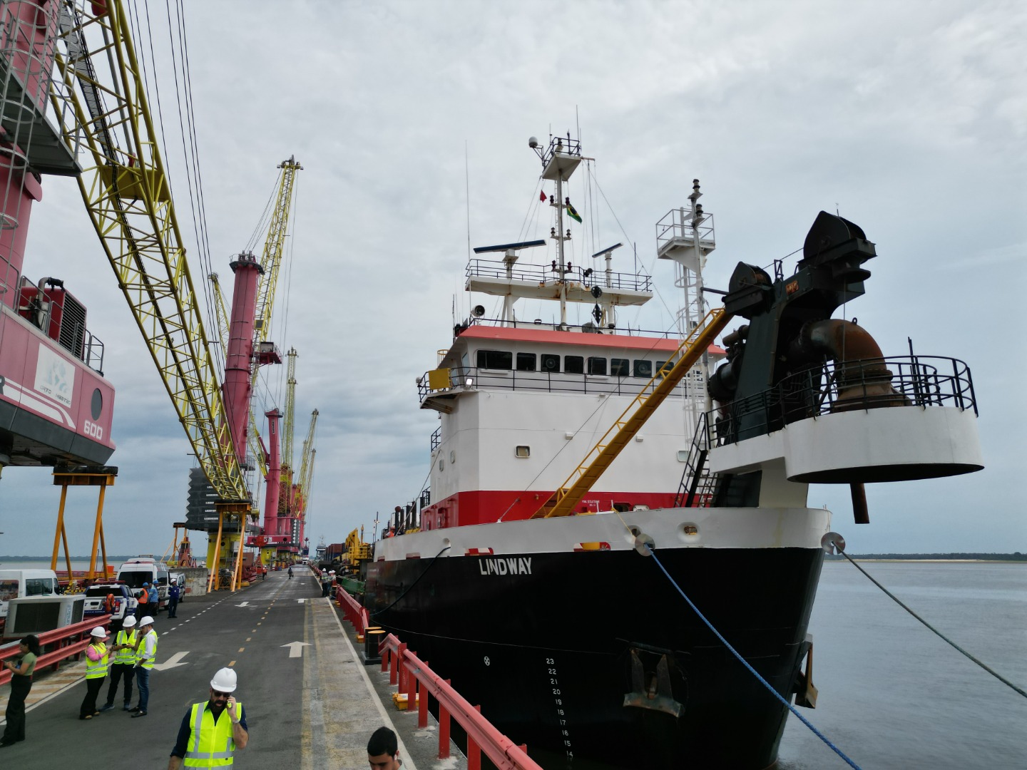 Comitiva do DNIT realiza visita técnica em Manaus para vistoria do navio-draga