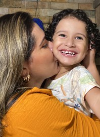 Thais Leitão e seu filho Benício