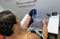 Luva robótica auxilia pacientes com AVC na Terapia Ocupacional do Hospital da Rede Ebserh em Recife (PE)