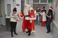 Huol-UFRN distribui presentes e lanches a pacientes da Pediatria na presença do Papai Noel