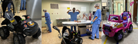 Carrinhos para transportar crianças mudam cenário nos corredores de bloco cirúrgico do HC-UFMG