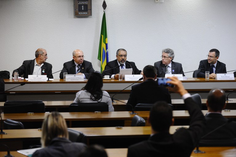 Sérgio Mendonça participa de audiência pública na Comissão de Direitos Humanos