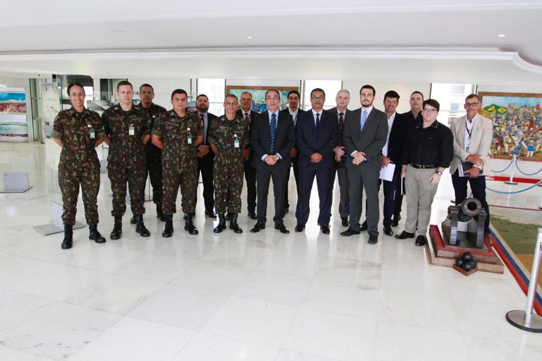 Representantes do Ministério da Economia, Caixa Econômica, Enap e Exército