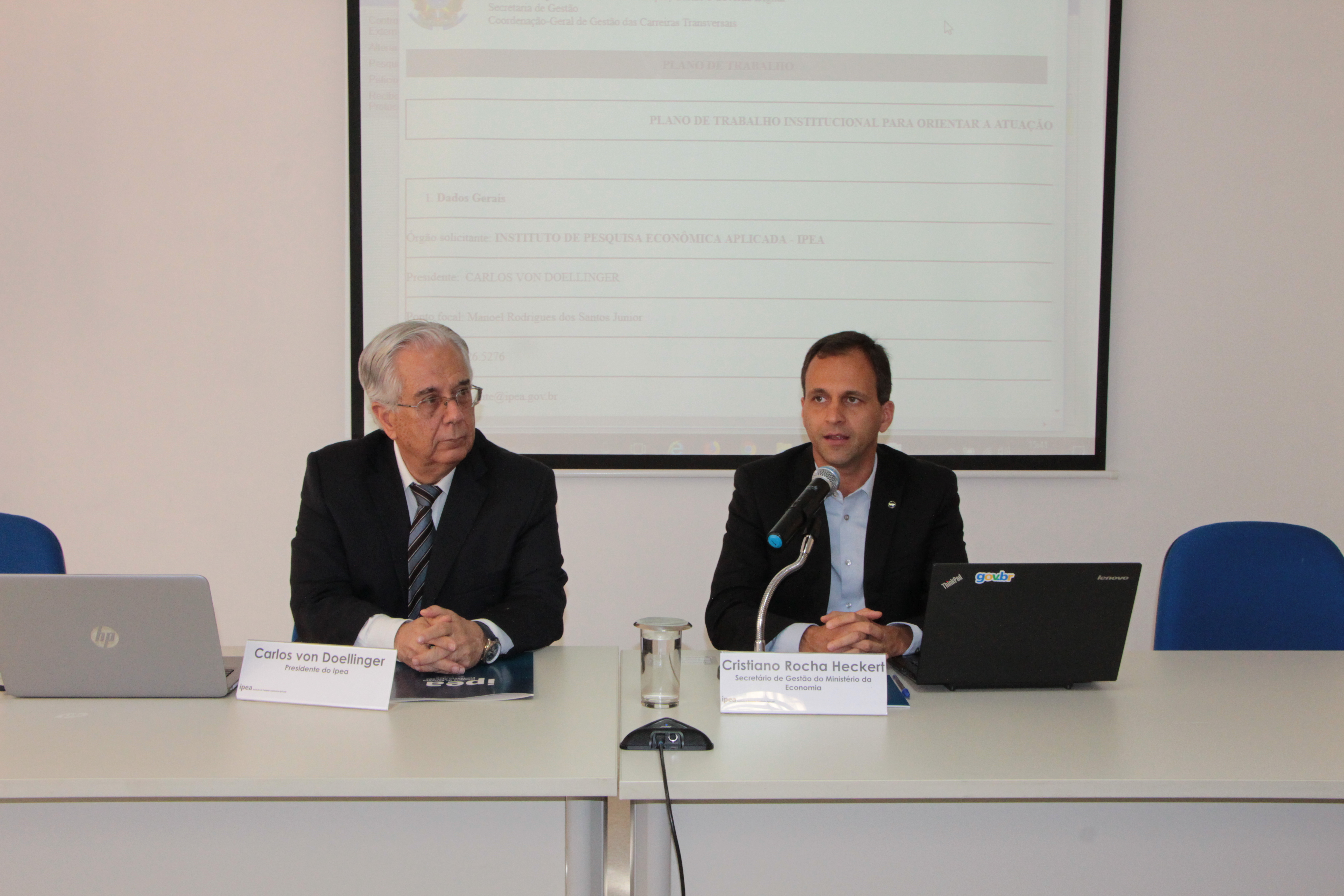 Secretário de Gestão, Cristiano Heckert, e presidente Ipea, Carlos Von Dollinger, firmam plano de trabalho. Foto: Clésio Rocha/ME