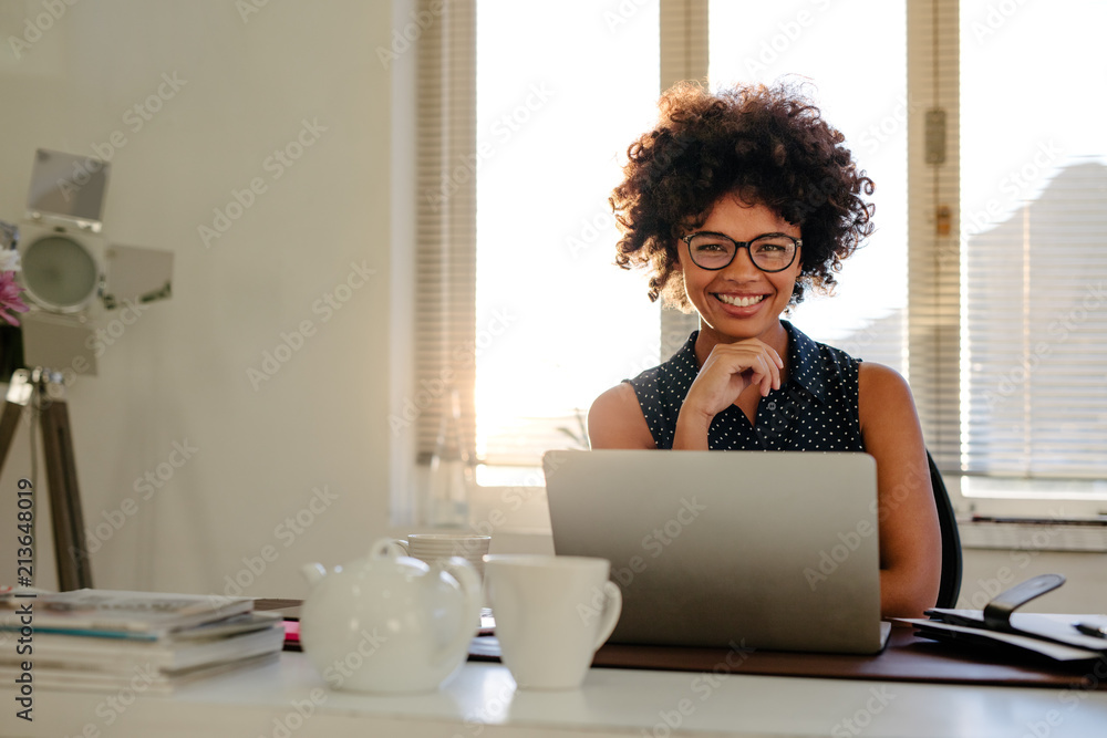 Imagem de uma mulher sentada em frente a um laptop em uma mesa. Link para o serviço CRED+.