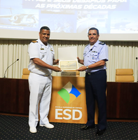 Comandante da Aeronáutica realiza palestra na Escola Superior de Defesa