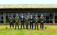 Comitiva do Exército Nacional da Colômbia realiza visita institucional à Escola Superior de Defesa