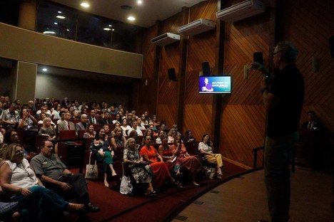 Bernardinho durante palestra na ESG