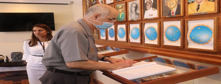 BANNER - Chefe do Estado-Maior Conjunto das Forças Armadas (CEMCFA), Almirante de Esquadra Renato Rodrigues de Aguiar Freire, durante visita à ESG.jpg