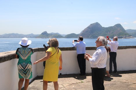 Visitantes percorrem a Fortaleza de São João