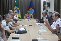 Diretor do Centro de Doutrina e Ensino do Exército Francês participa de mesa redonda com Oficiais-Generais da ESG