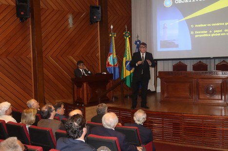 Prof. Dr. Sandoval profere palestra sobre Geopolítica