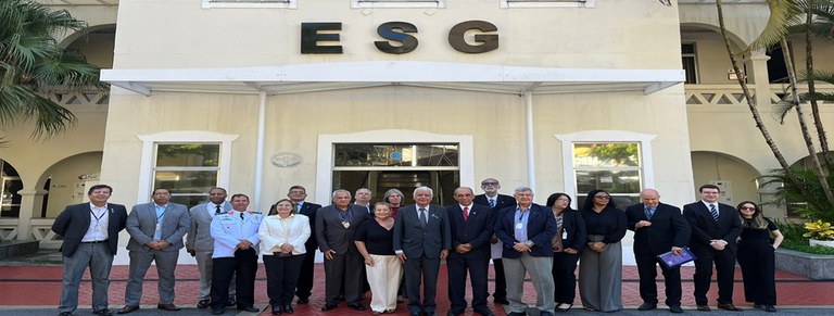 Escola Superior de Guerra recebe visita de integrantes do Curso de Estudos de Política e Estratégia da ADESG