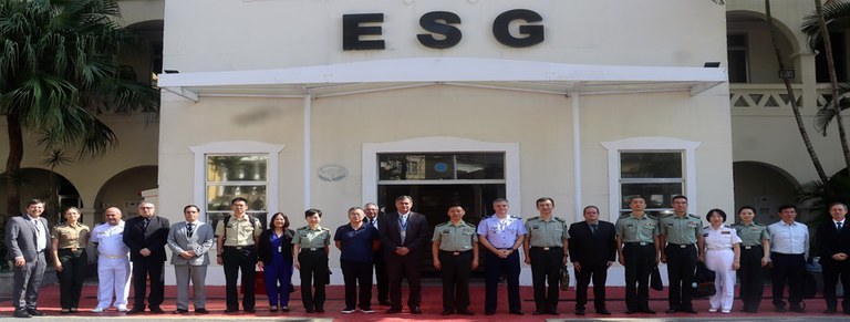 Escola Superior de Guerra recebe visita de pesquisadores da China