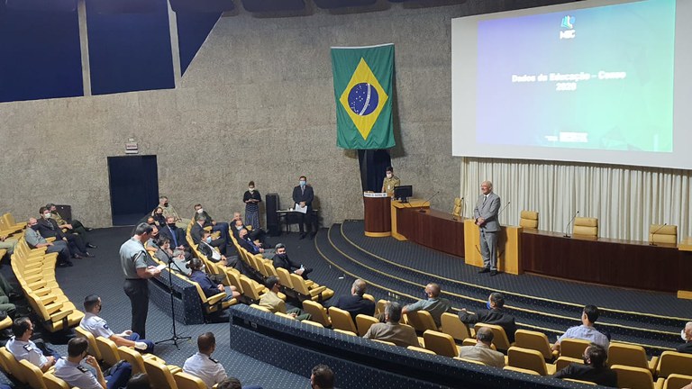 Ministro da Educação profere palestra a alunos do CAED