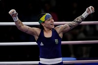 Bia Ferreira estreia com vitória tranquila no boxe
