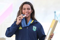 Com apoio da torcida brasileira em Paris, Rayssa Leal leva bronze e faz história