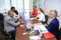 Em encontro com a Central Única das Favelas, ministra debate projetos para incentivar o esporte nesses territórios