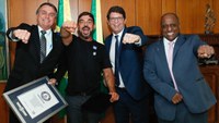 Rodrigo Koxa, dono do recorde de maior onda já surfada, é recebido pelo presidente Jair Bolsonaro