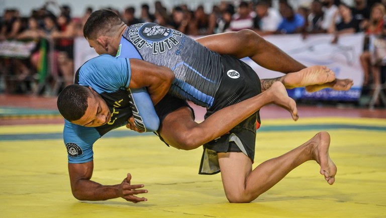 Lutadoras olímpicas entram em ação no Brasileiro de wrestling em Duque de  Caxias