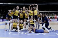 Seleção brasileira de vôlei chega ao primeiro lugar do grupo e avança para as quartas de final