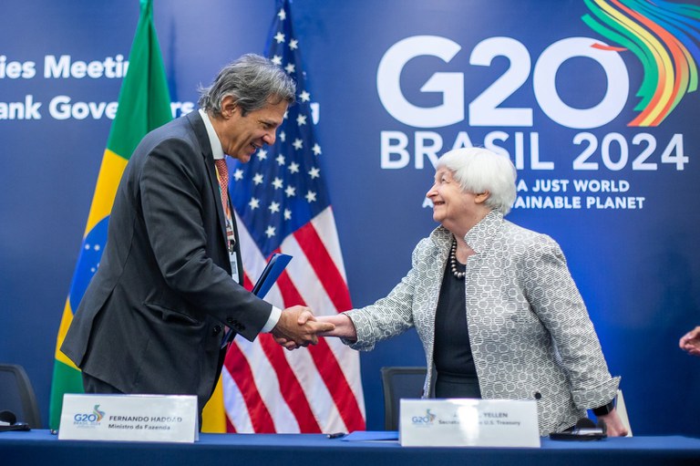 O ministro da Fazenda, Fernando Haddad, e a secretária do Tesouro dos EUA, Janet Yellen, durante assinatura do acordo no Rio de Janeiro – Foto: Diogo Zacarias