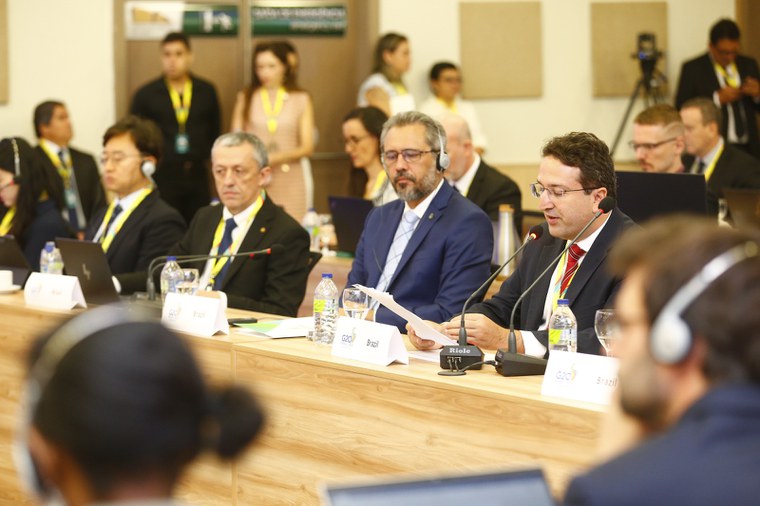 O subsecretário Antonio Freitas (falando) e o governador Elmano Freitas participam da abertura da reunião do GT de Arquitetura Financeira Internacional – Foto: Thiago Gaspar/Governo do Ceara 