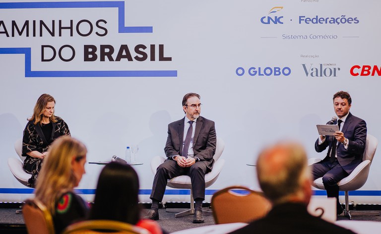 O secretário Bernard Appy (C), ao participar em Brasília dos debates Caminhos do Brasil, enfatizou a alta qualidade dos trabalhos do PAT-RTC  — Foto:  Rebecca Omena