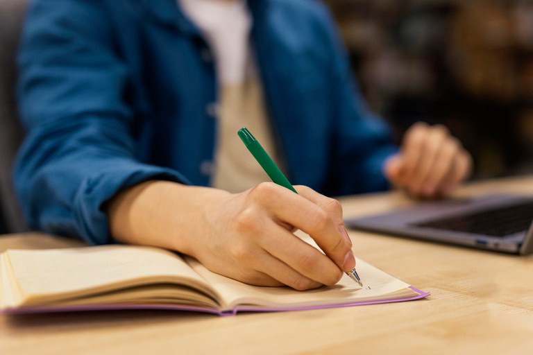 menino-estudando-na-biblioteca-da-universidade.jpg