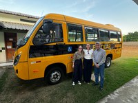 FNDE entrega ônibus escolares e repactua retomada de construção de creche em Xapuri, no Acre