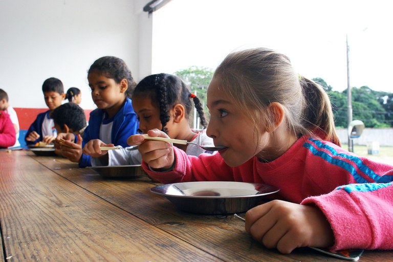 jose-bittar-escola-de-ensino-fundamental-frei-valentim-itapoa-sc-merenda.jpg