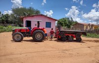 Em Pernambuco, Funai entrega trator para indígenas da etnia Kambiwá