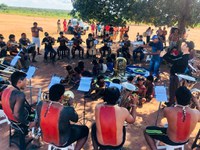 No Mato Grosso, indígenas da etnia Xavante participam de gravação musical da Orquestra Banda Mirim