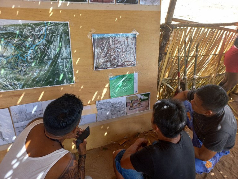 Figura 11 - Professores e pesquisadores Munduruku discutem as histórias dos antigos retratadas nos desenhos de Fladenilson Waro. Foto Fernanda Moreira.jpg