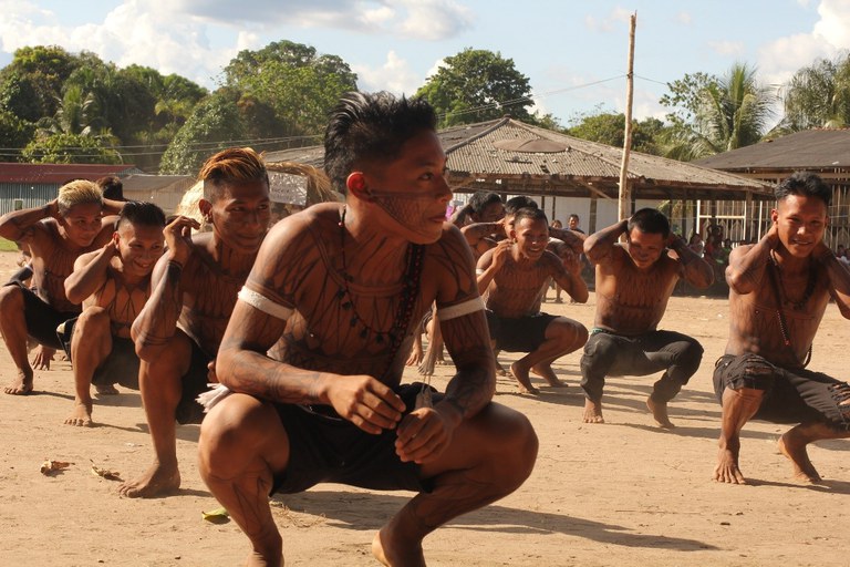 Figura 16 - Alunos da escola Karô Bempô apresentam coreografia para cântico sobre o tucano. Foto Anderson Moreira.jpg
