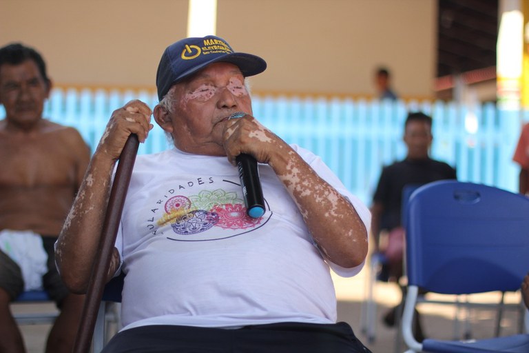Figura 18 - Francisco Kaba, sábio ancião e cantador da aldeia Cachoeirinha apresenta cânticos Munduruku masculinos. Foto Anderson Moreira.jpg