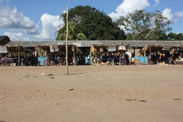 Figura 2 – Apresentação das barracas e produtos trazidos pelas escolas, no dia 27. Fotos Lerinelson Kaba.jpg