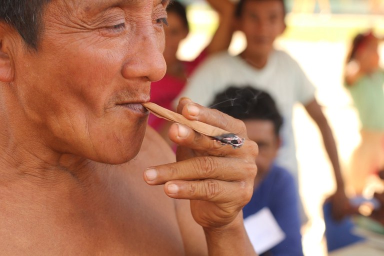 Figura 22 - Professor Paulo Kaba finaliza o tabaco tradicional. Foto Anderson Moreira.jpg