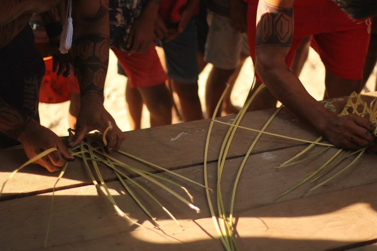 Figura 23 - Professores de artes e artesãos da aldeia Karo Bixik demonstram técnica de trançado da palha de tucumã. Foto Anderson Moreira.jpg