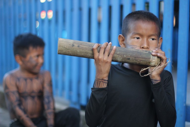 Figura 27 - aluno da aldeia Katõ toca a flauta erebebe’uk. Foto Anderson Moreira.jpg