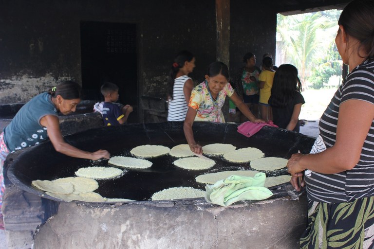 Figura 6 - Mulheres da aldeia Katõ preparando o beiju de mandioca xin para a I Feira Cultural. Foto Fernanda Moreira.jpg