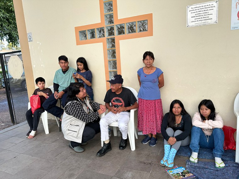 Visita aos indígenas do povo Guarani alojados no Centro Social Padre Pedro Leonardi | Foto: Divulgação/Funai